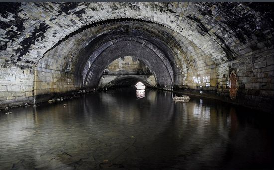 英國(guó)地下水道.jpg